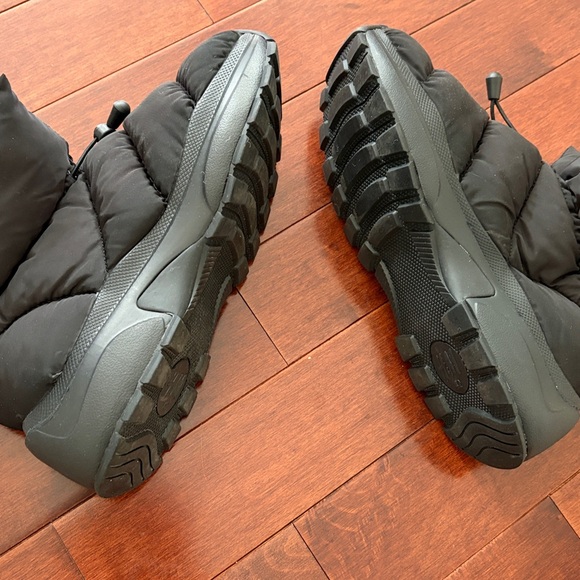 NWOT H & M Black Puffer Ankle Boots - Picture 6 of 8